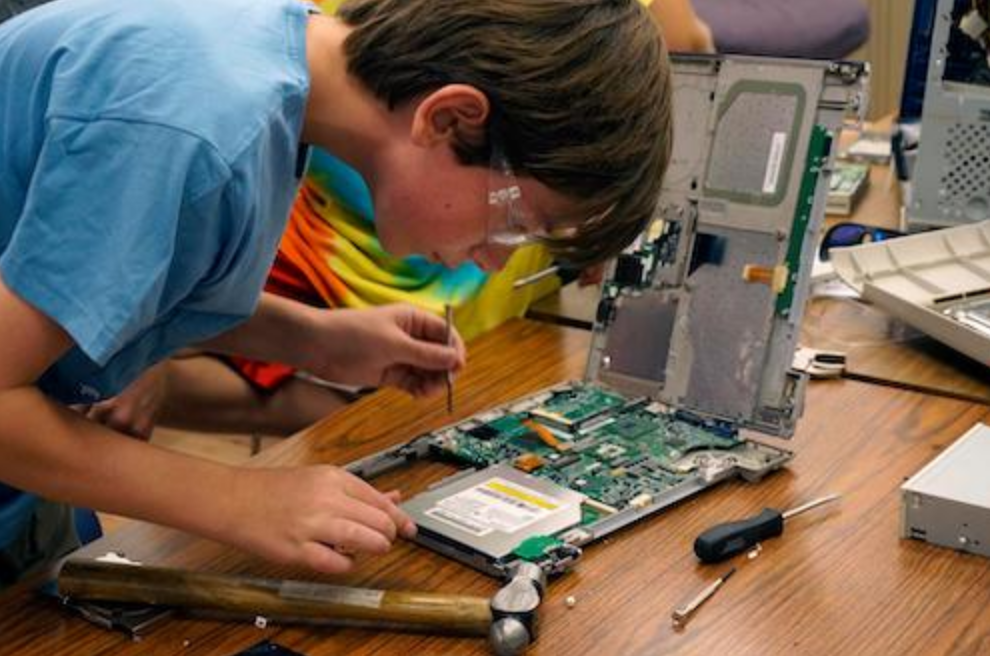 Get a hands with an introduction to computer science through coding and Internet of Things with JuniorDevTGA.